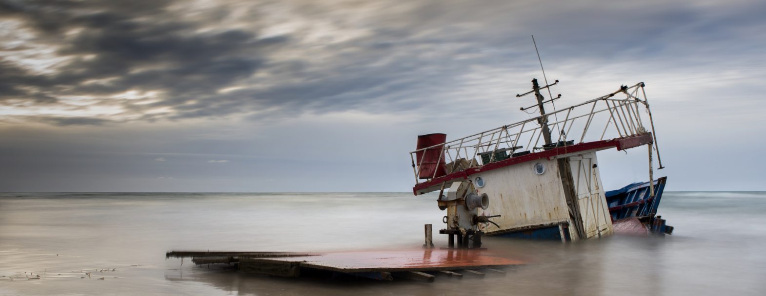 Bateau de migrants échoué après naufrage. / IStock