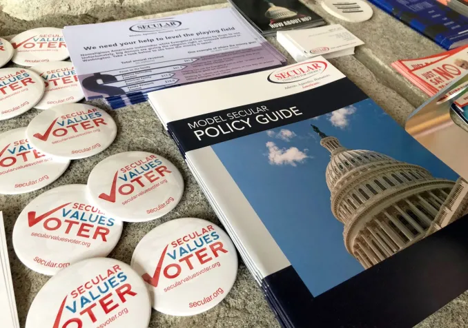 Matériel sur une table, lors d'une campagne humaniste ©Heather Adams