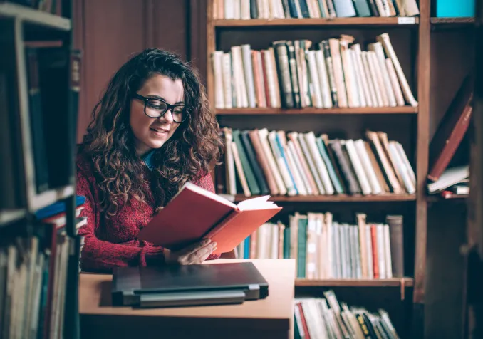 Pour aller plus loin, la rédaction vous propose une bibliographie sélective sur le thème de l'écothéologie @ iStock/ eclipse_images