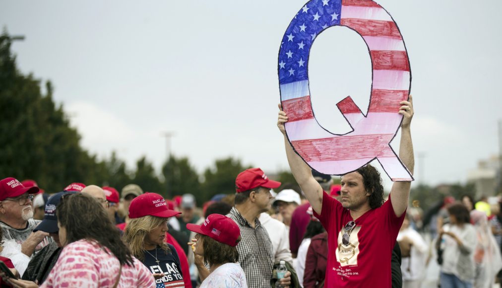 La théorie complotiste QAnon s&#039;est largement diffusée dans les milieux évangéliques américains, notamment au sein de la campagne présidentielle. / Keystone/AP