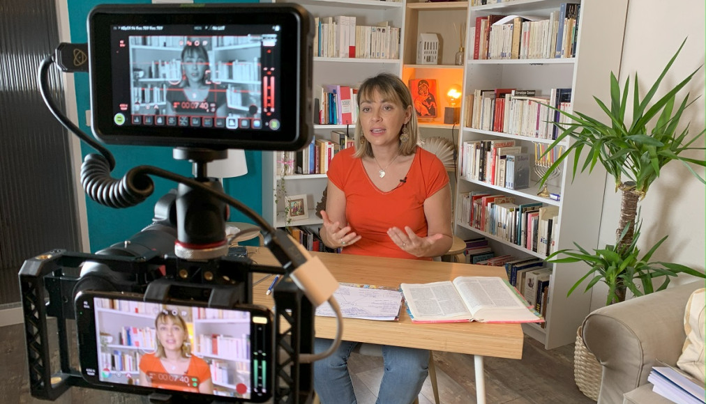 Pasteure au sein de l’Eglise protestante de Genève, Carolina Costa est à la tête d’un «ministère pionnier», entièrement numérique. Elle présente aussi son premier one woman show, où elle incarne un Dieu féminin. / Les Ataprods