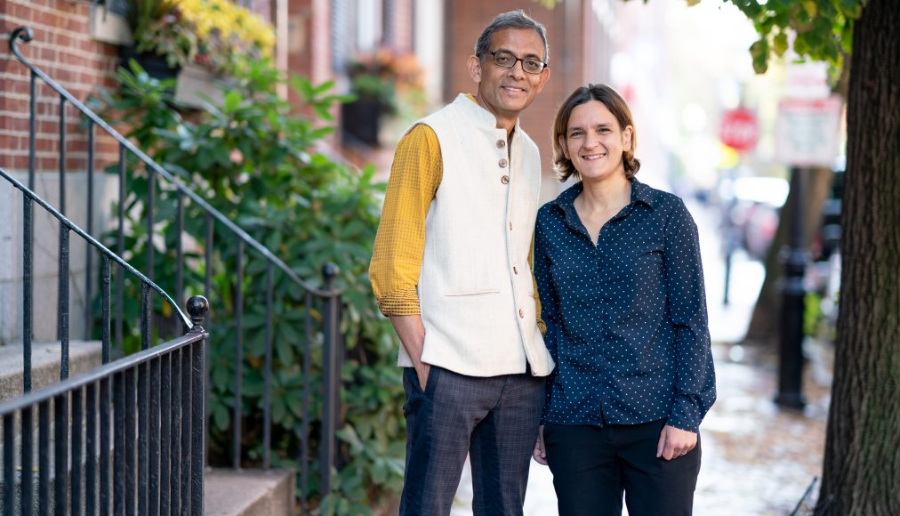 Esther Duflo et son mari Abhijit Banerjee, co-lauréats du prix Nobel d&#039;économie avec Michael Kremer, leur collègue du MIT. / Bryce Vickmark