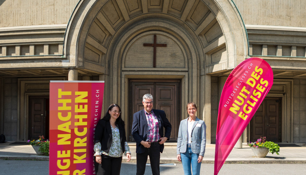 Céline Ruffieux (représentante de l’évêque pour la partie francophone du canton de Fribourg), Martin Burkhard (Martin Burkhard, membre du Conseil synodal (exécutif) de l’Eglise évangélique réformée du canton de Fribourg) et Tanja Brayenovitch-Hari, adjointe de la déléguée épiscopale, lors de la conférence de presse du 26 mai.. / DR