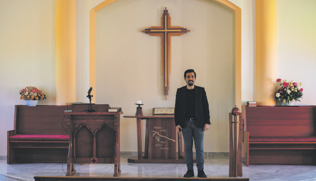 Le pasteur Hagop Akbasharian a tenu à ce que son établissement scolaire ouvre ses porte malgré les frappes quotidiennes aux alentours. / ©Sophie Woeldgen