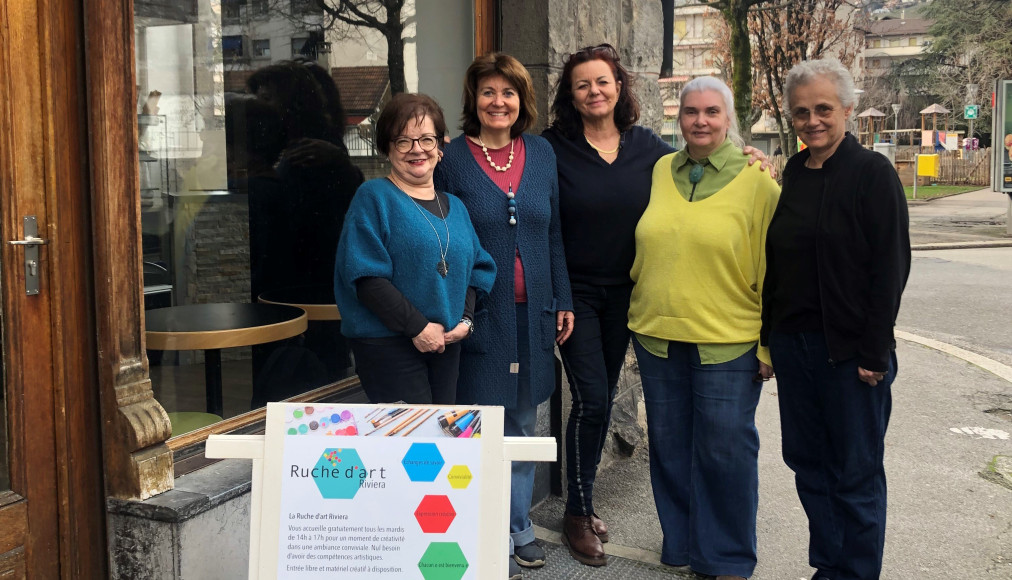 L’équipe de La Ruche d’art devant la nouvelle entrée. Les facilitatrices Bernadette, Francine, Magali et Patrizia entourent Nathalie Kraehenbuehl (2e depuis la gauche). / © Anne Vallelian