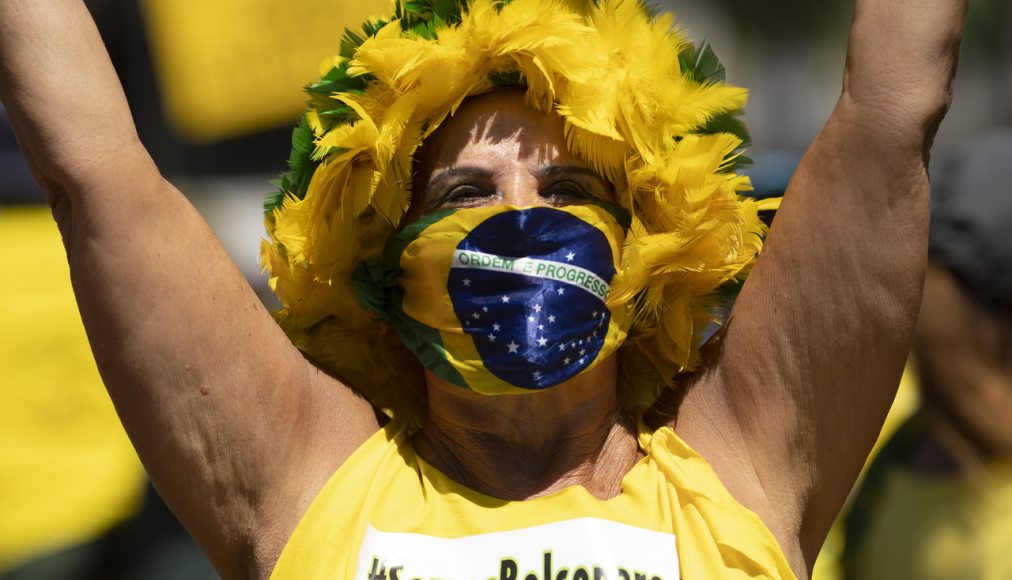 Le 15 mars 2020, des milliers de personnes ont manifesté à Copacabana en faveur de la politique de Bolsonaro et contre les mesures de distanciation imposées par certains Etats et municipalités. Le 15 mars 2020, des milliers de personnes ont manifesté à Copacabana en faveur de la politique de Bolsonaro et contre les mesures de distanciation imposées par certains Etats et municipalités. / Keystone