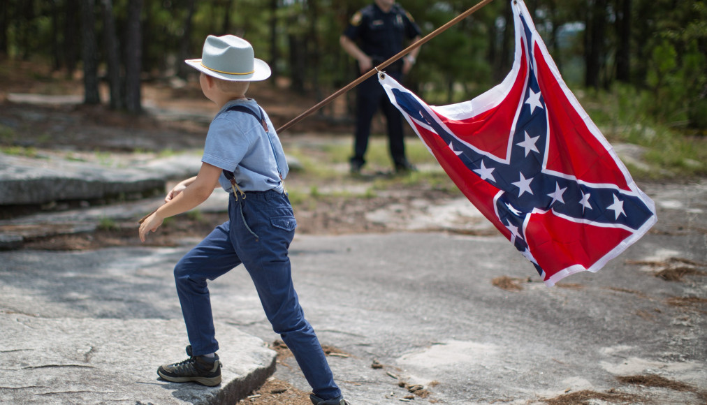 Arborer ce drapeau, aujourd’hui, revient à lancer un message codé, à la fois menaçant pour les Noirs américains et signe de ralliement pour «l’Amérique blanche». / Keystone