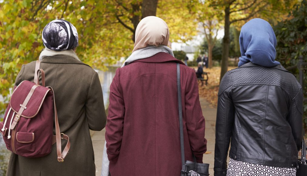 Femmes voilées de dos / IStock