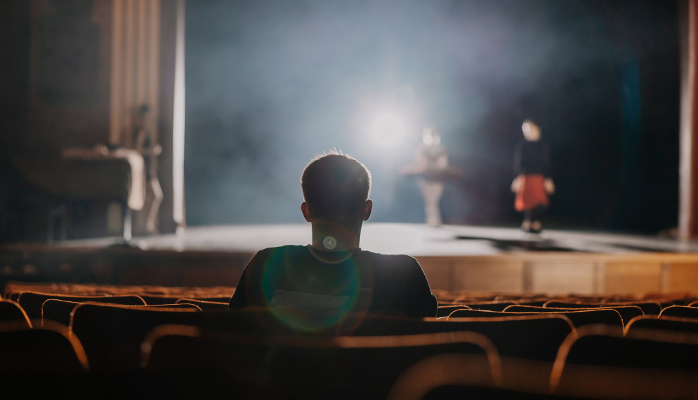 La troupe se produit sur de nombreuses scènes en Suisse romande et ailleurs. / ©SimonSkafar/iStock