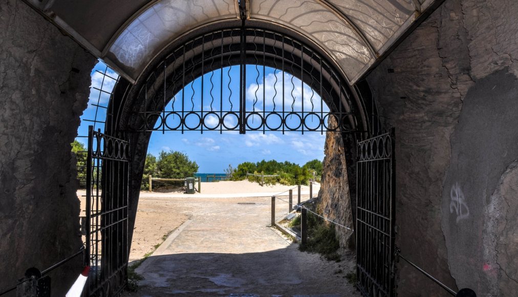 Lumière bienveillante après l’ombre du passage / ©iStock/EAGiven