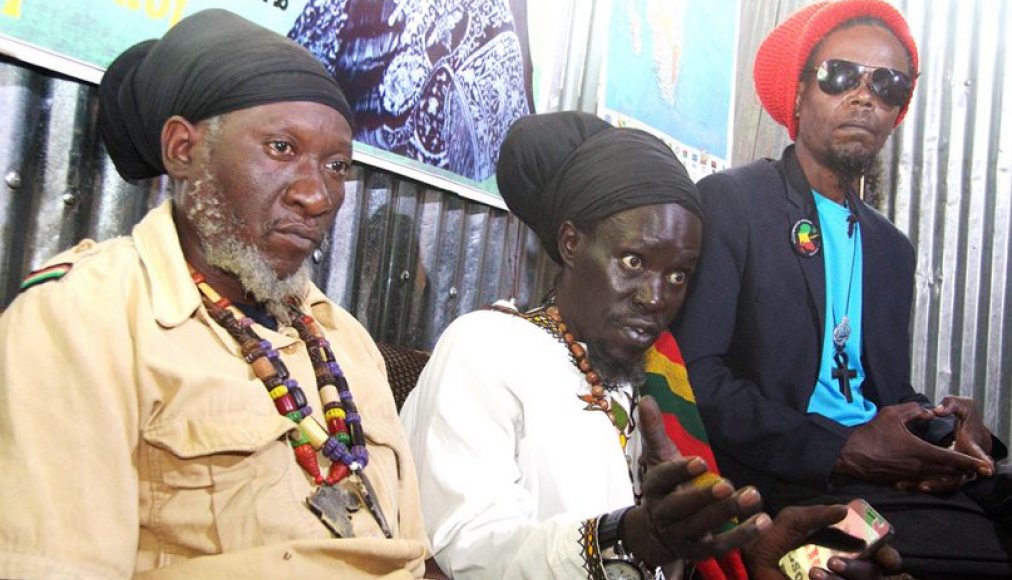 Les membres du groupe Rastafarian Family Elders Ras Malonza, Ras Lojuron et John Wambua, dans leur local de prière du bidonville de Kibera, à Nairobi au Kenya. / @ RNS/Tonny Onyulo