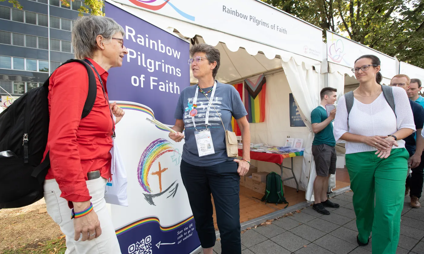 Sur le stand des Pèlerins arc-en-ciel dans la Foi/©Mike DuBose, WCC