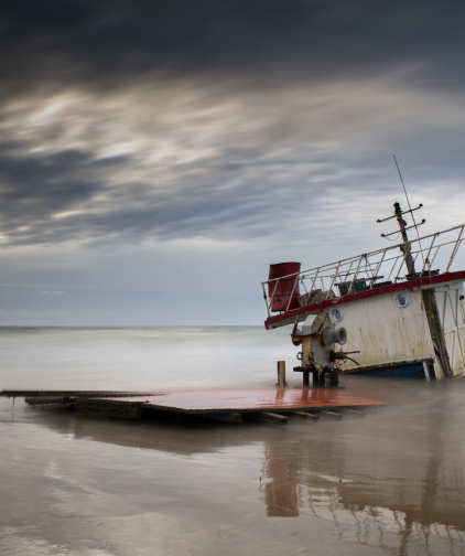 Bateau de migrants échoué après naufrage. / IStock