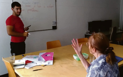 Ricardo, l&#039;un des jeunes du projet «Droit à l&#039;école, droit à un avenir», en séance de soutien scolaire avec Regula, bénévole. / ©DR