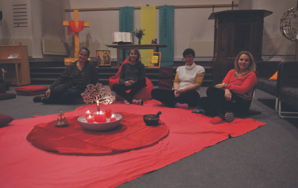 Les Tentes rouges, cercle de parole initié au LAB, à Genève, de manière pionnière / © Alain Grosclaude