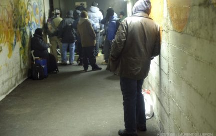 Des SDF attendent l&#039;ouverture du centre d&#039;urgence hivernal dans un abri de la PC à la Vallée de la jeunesse à Lausanne. / KEYSTONE/Laurent Gillieron